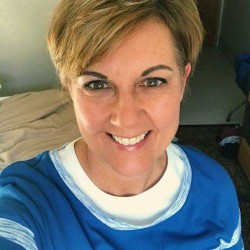 Une belle maman blonde pour du sexe
