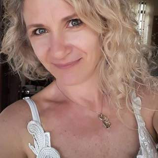 Cougar blonde prête pour sucer des bites